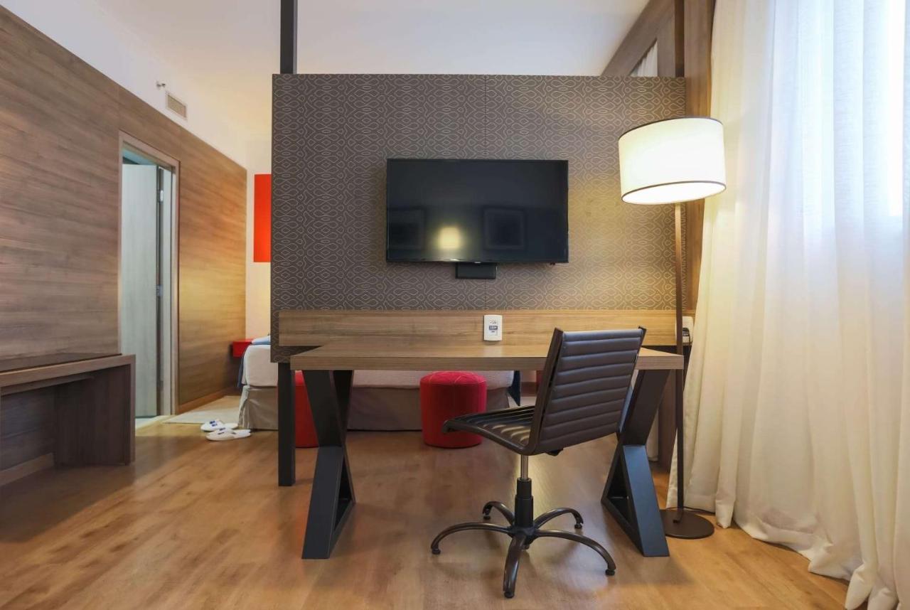 מלון Tryp By Wyndham ריבייראו פרטו מראה חיצוני תמונה A room at the hotel