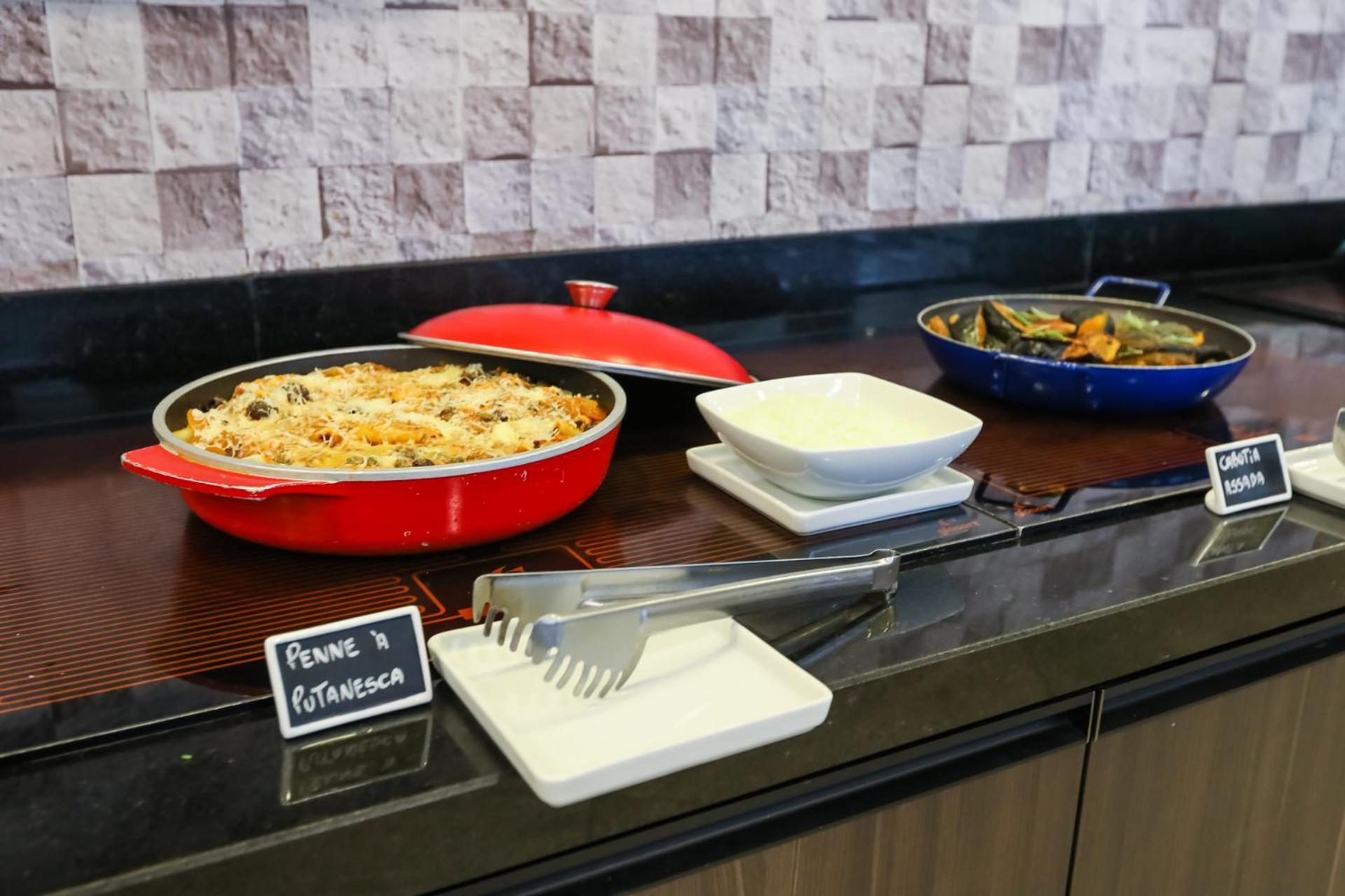 מלון Tryp By Wyndham ריבייראו פרטו מראה חיצוני תמונה A buffet at a restaurant