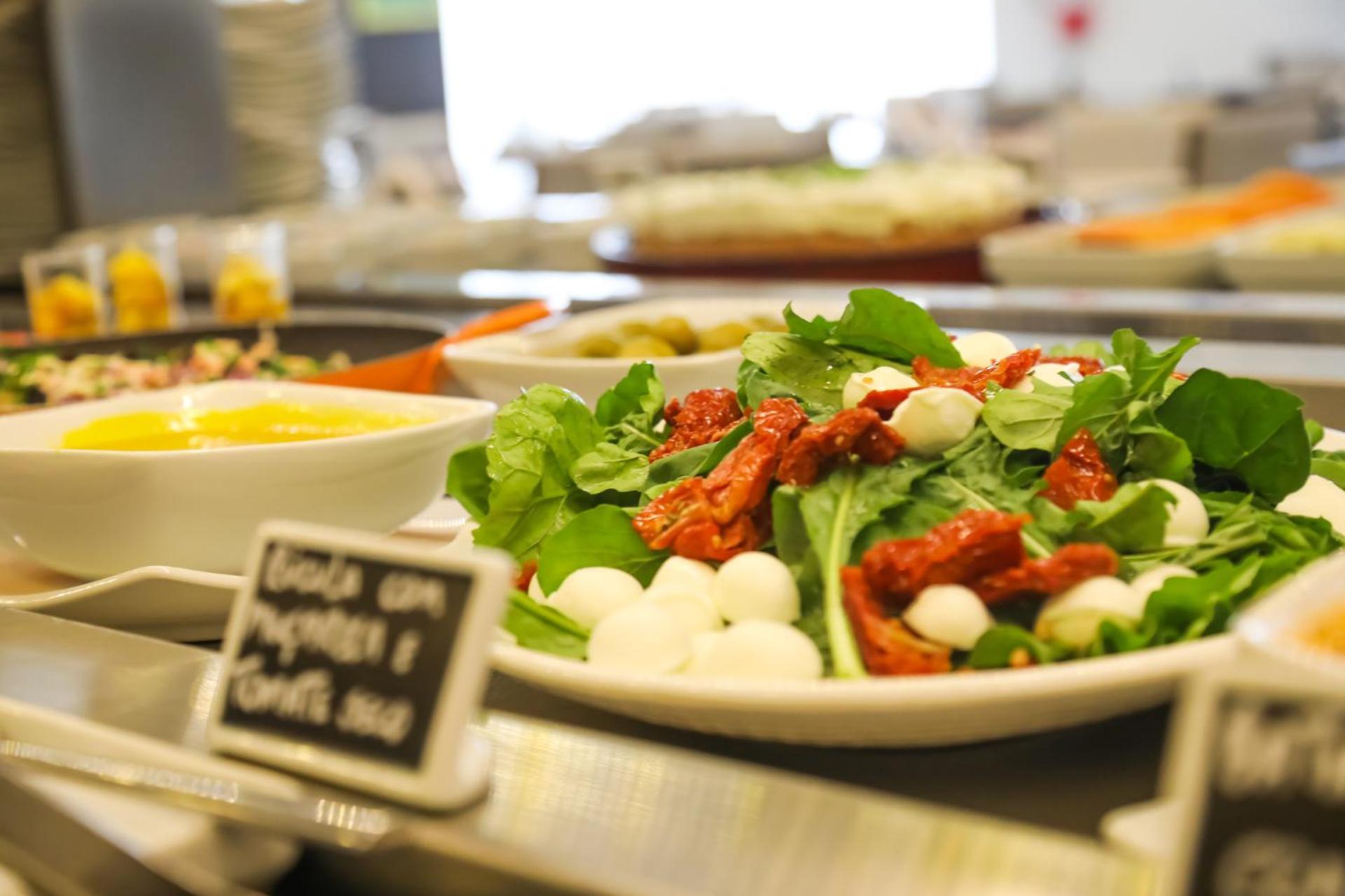 מלון Tryp By Wyndham ריבייראו פרטו מראה חיצוני תמונה A salad with sun-dried tomatoes