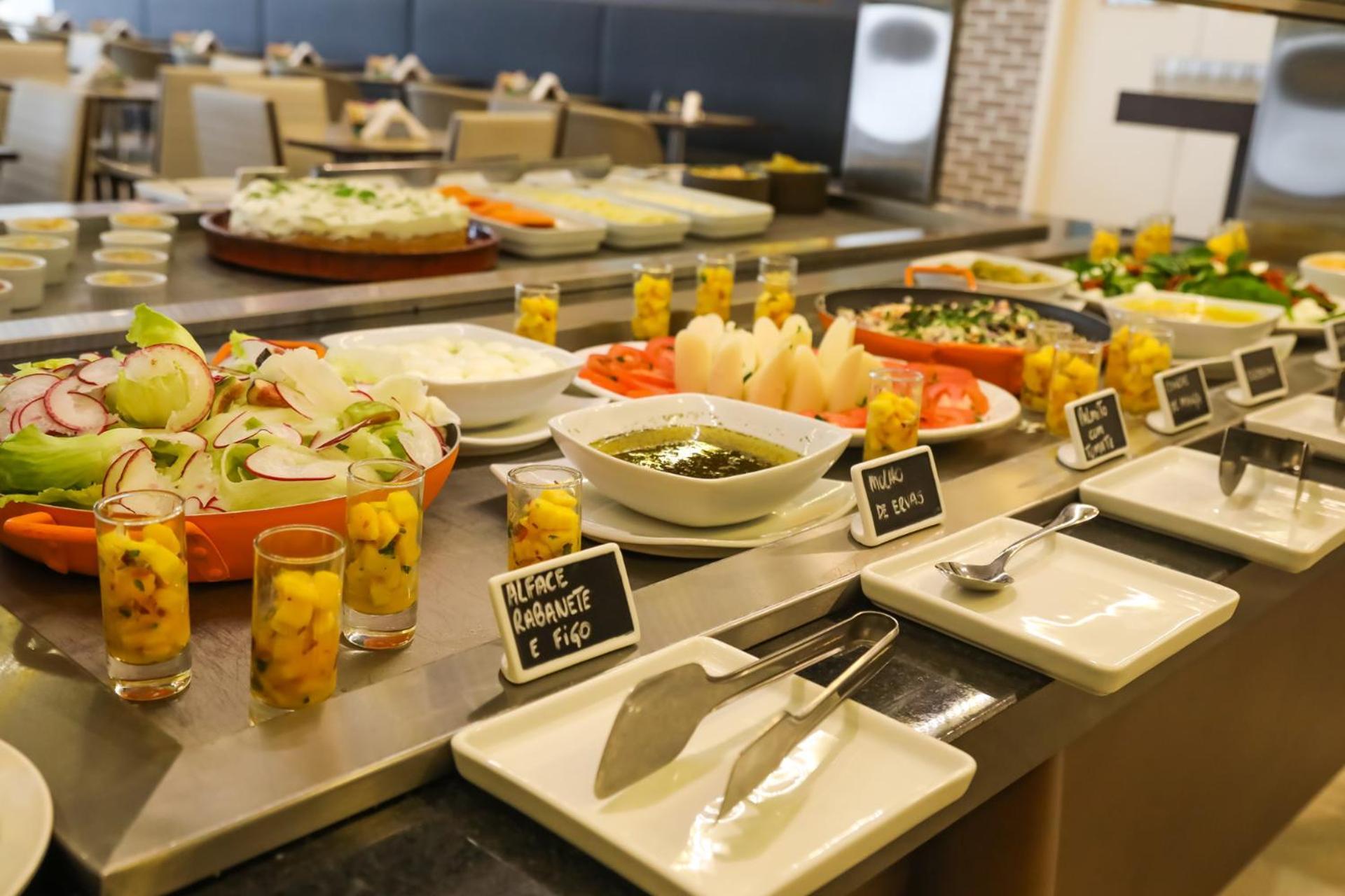 מלון Tryp By Wyndham ריבייראו פרטו מראה חיצוני תמונה A salad bar