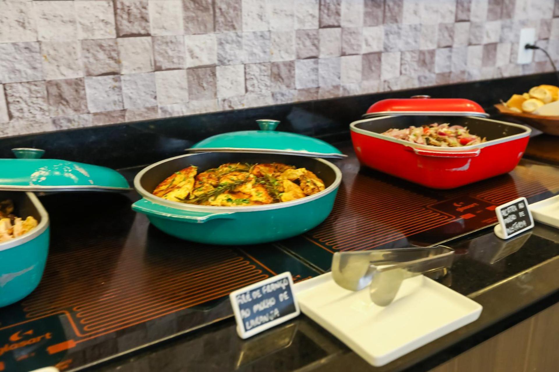 מלון Tryp By Wyndham ריבייראו פרטו מראה חיצוני תמונה Indian food at a buffet
