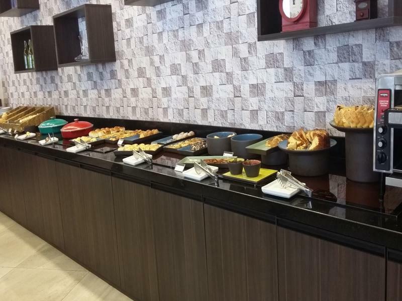 מלון Tryp By Wyndham ריבייראו פרטו מראה חיצוני תמונה A buffet at a hotel