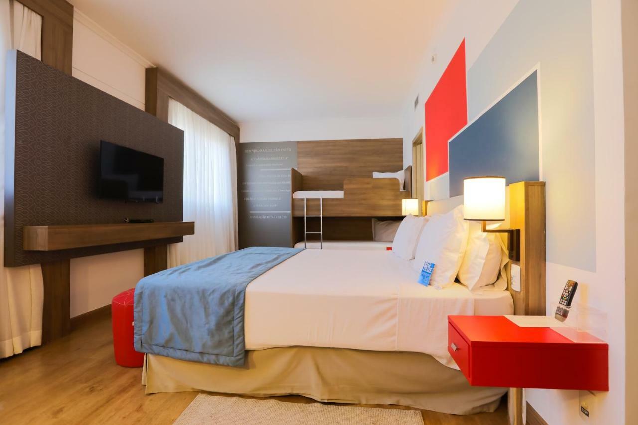 מלון Tryp By Wyndham ריבייראו פרטו מראה חיצוני תמונה A room at the hotel