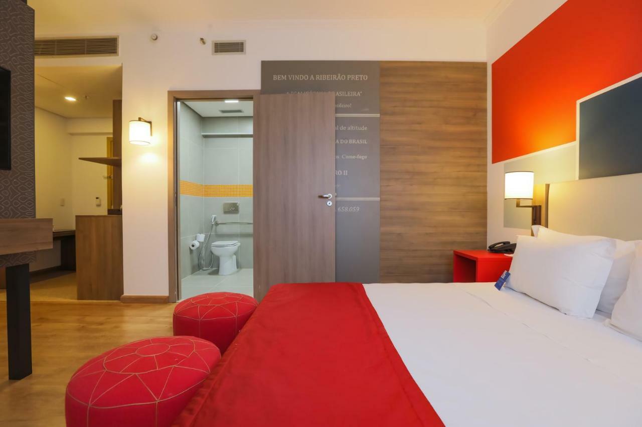 מלון Tryp By Wyndham ריבייראו פרטו מראה חיצוני תמונה A room at the hotel