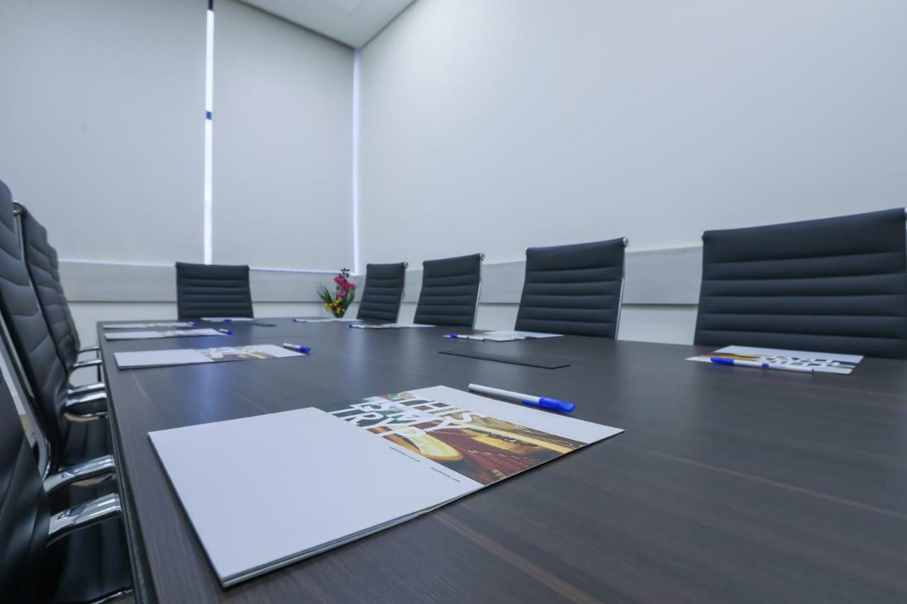 מלון Tryp By Wyndham ריבייראו פרטו מראה חיצוני תמונה A meeting room