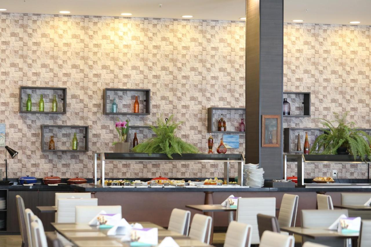 מלון Tryp By Wyndham ריבייראו פרטו מראה חיצוני תמונה A buffet at a restaurant