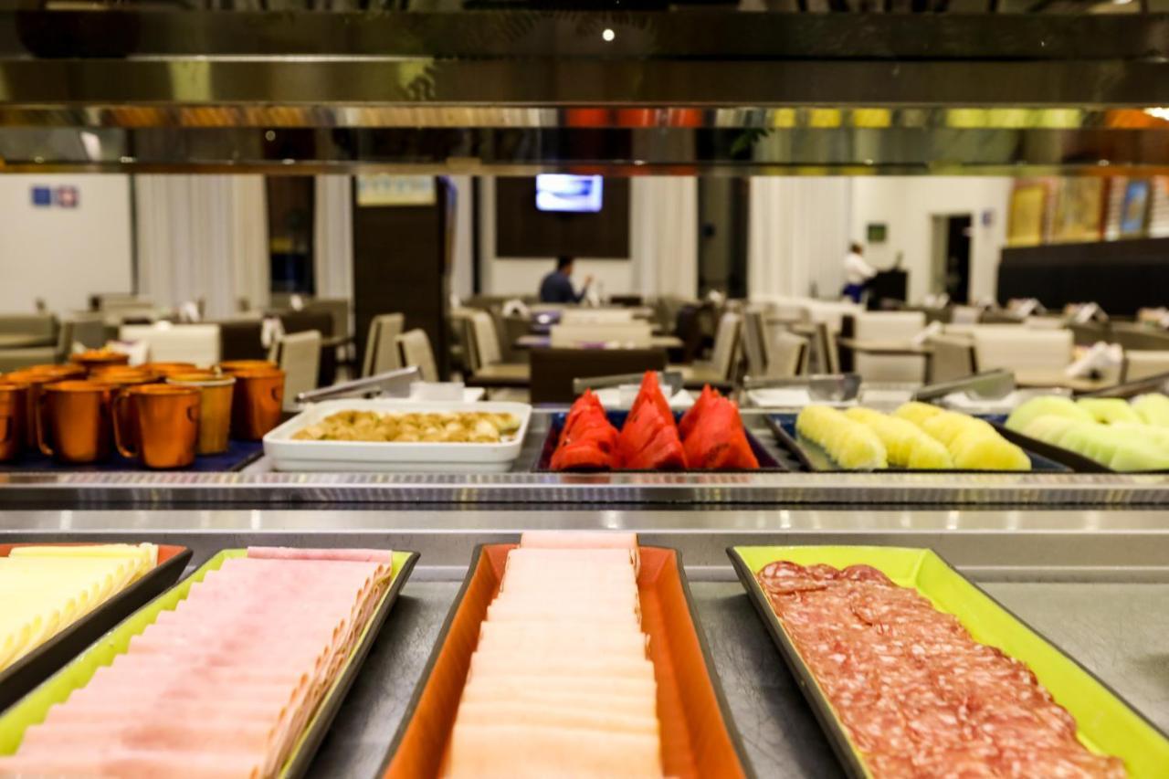 מלון Tryp By Wyndham ריבייראו פרטו מראה חיצוני תמונה A buffet at a hotel