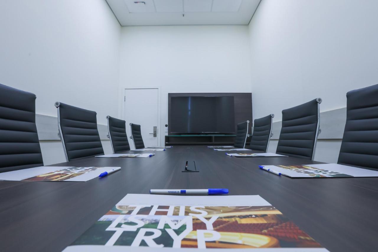 מלון Tryp By Wyndham ריבייראו פרטו מראה חיצוני תמונה A meeting room at the headquarters of the company